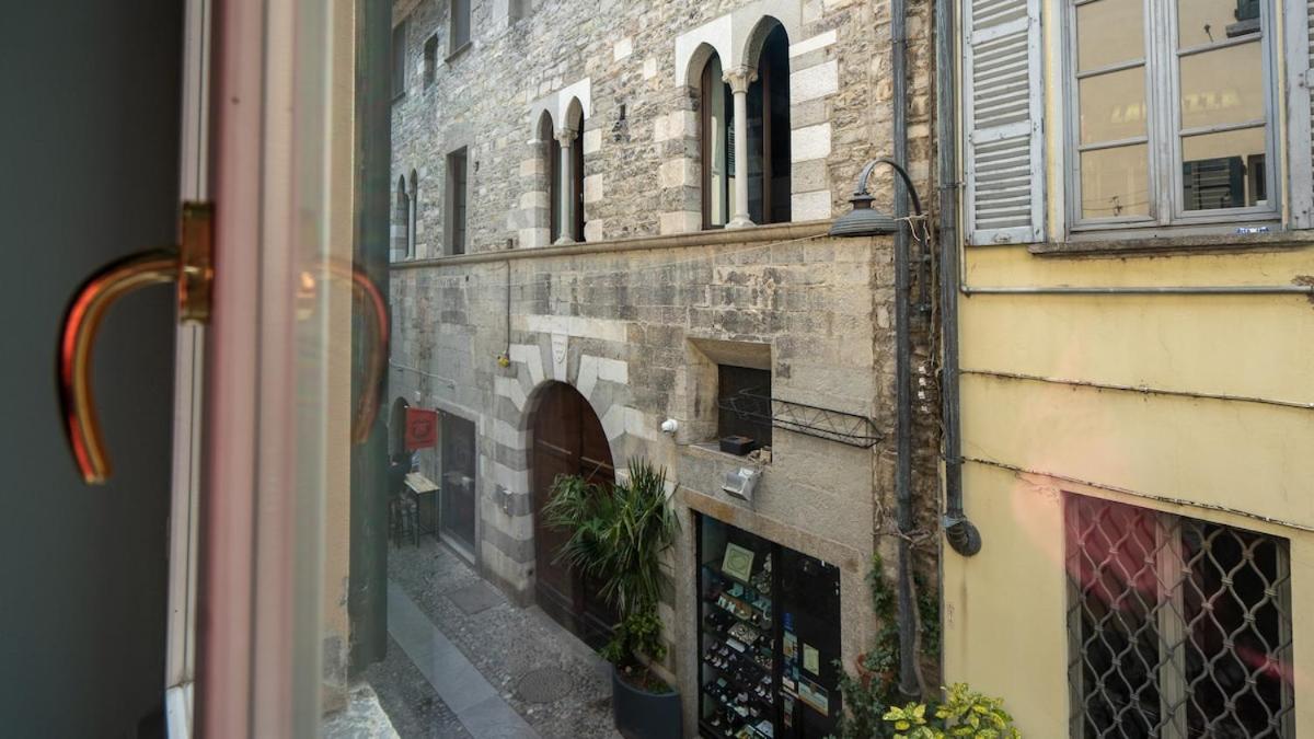 קומו Alloggio Del 1400 Nel Cuore Del Centro Storico A 2 Min Dal Porto E Con 2 Bici Gratuite מראה חיצוני תמונה